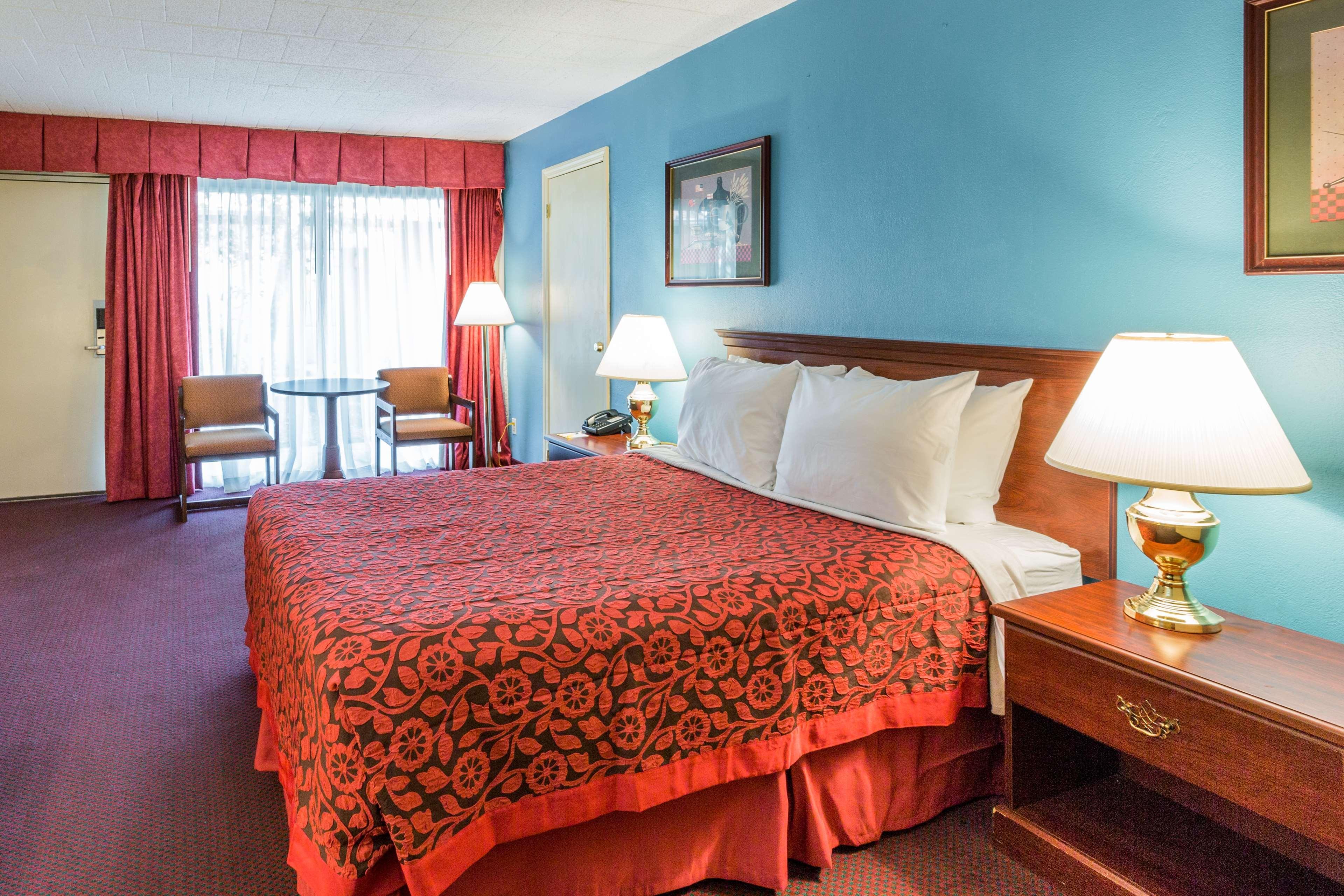 Days Inn Восток Страудсберг Экстерьер фото