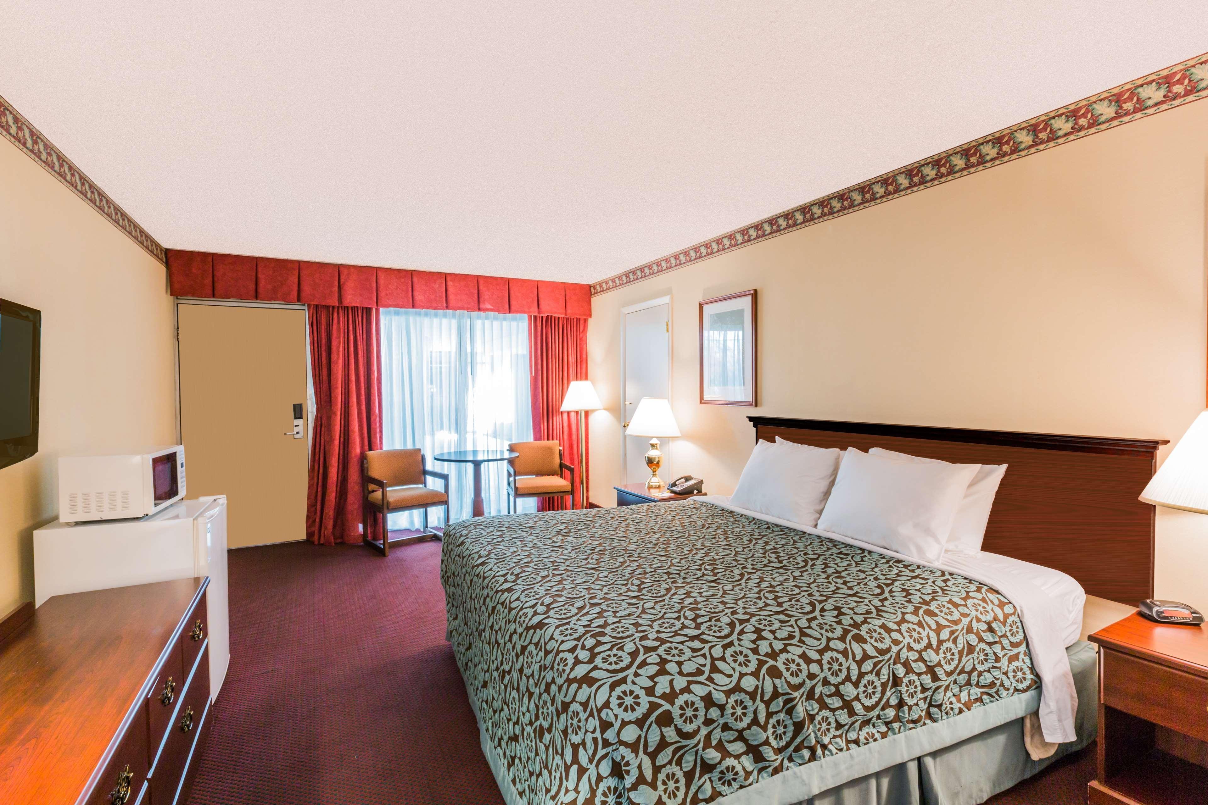 Days Inn Восток Страудсберг Экстерьер фото